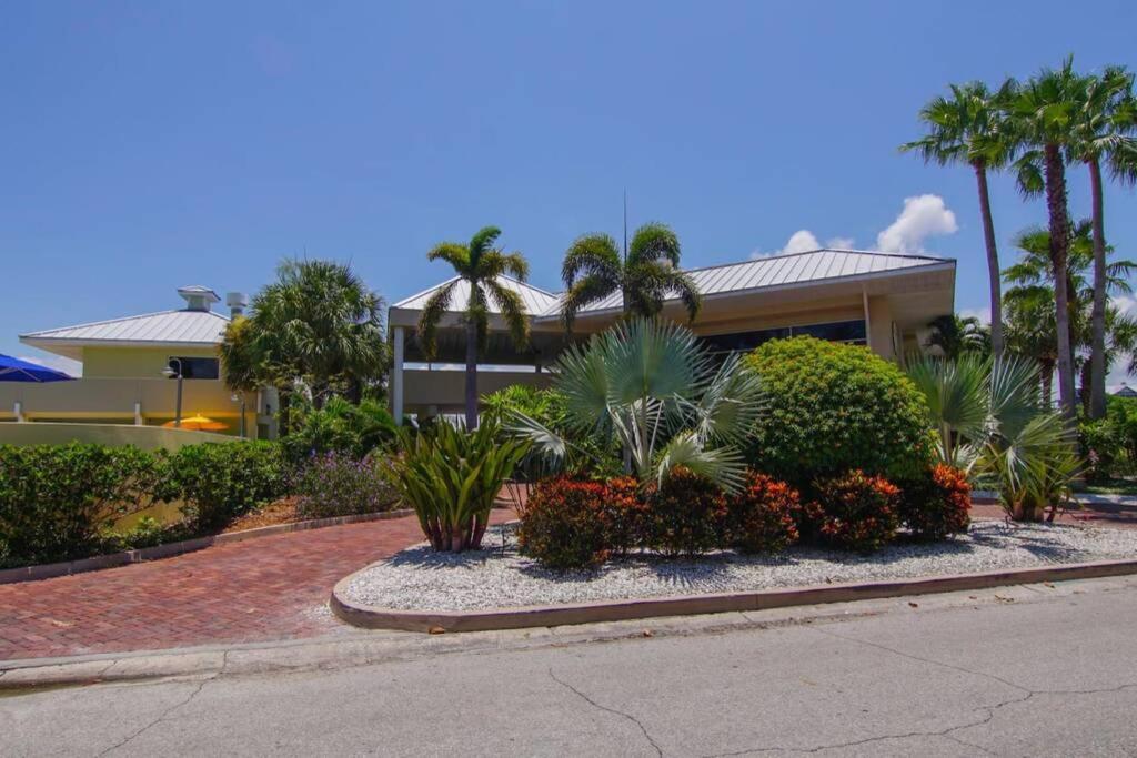 Sea Breeze, Studio 510, Beach Steps Away!+Pool+Wifi Ruskin Exterior photo