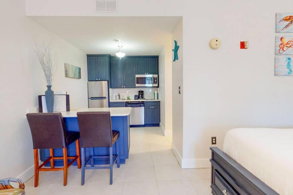 Sea Breeze, Studio 510, Beach Steps Away!+Pool+Wifi Ruskin Exterior photo
